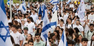 נוער ראשון לציון מאיר את הדרך: עיריית ראשון לציון תקיים צעדה מיוחדת לציון שנתיים לשבעה באוקטובר