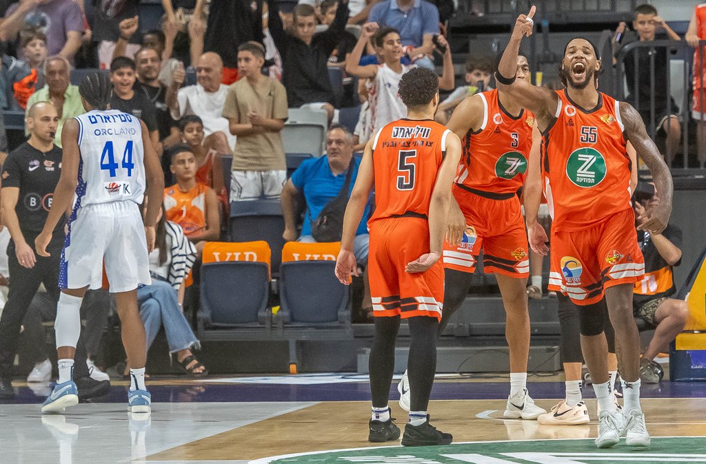 הכתומים בראשות די.ג'יי ברנס האנרגטי סירבו לוותר - צילום: אבי קקון