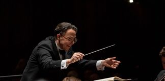 בטהובן וקוריליאנו כמו שעוד לא שמעתם – התזמורת הסימפונית ראשון לציון בקונצרט עם טוויסט מפתיע ששם את כלי ההקשה במרכז הבמה