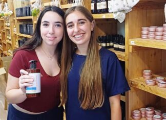 מהשדה למטבח: חניכי כפר הנוער עיינות משיקים סדרת שמני כתית וקמחים מיוחדים בעבודת יד